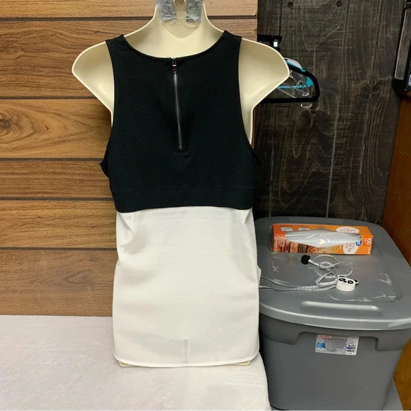 Banana Republic black/white sleeveless top size medium petite back zipper - Picture 4 of 10